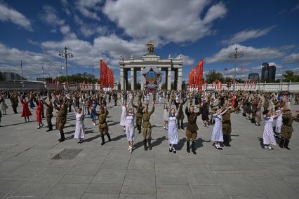 Акция Вальс Победы\" на ВДНХ