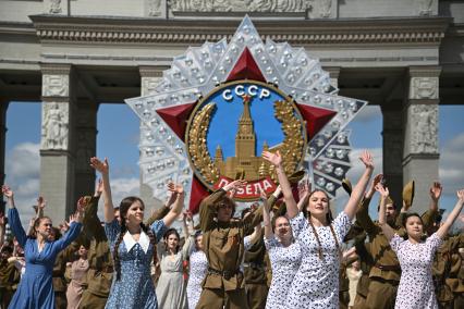 Акция Вальс Победы\" на ВДНХ