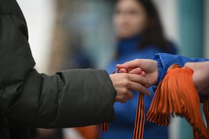 Раздача Георгиевских лент в Санкт-Петербурге