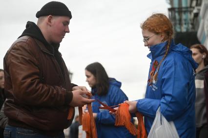 Раздача Георгиевских лент в Санкт-Петербурге