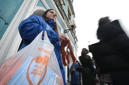 Раздача Георгиевских лент в Санкт-Петербурге