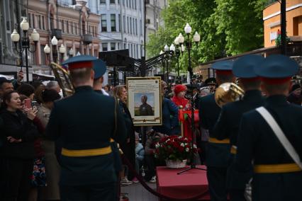 Выставка Александра Шилова Они сражались за Родину\" на Арбате