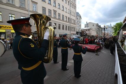 Выставка Александра Шилова Они сражались за Родину\" на Арбате