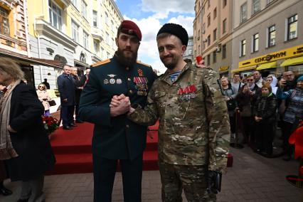 Выставка Александра Шилова Они сражались за Родину\" на Арбате