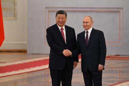 Президент РФ Владимир Путин и председатель КНР Си Цзиньпин во время встречи в Кремле