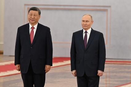 Президент РФ Владимир Путин и председатель КНР Си Цзиньпин во время встречи в Кремле