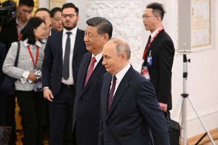 Президент РФ Владимир Путин и председатель КНР Си Цзиньпин во время встречи в Кремле