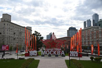 Цветочные клумбы и арт- объекты на улицах Москвы