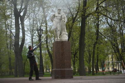 Помывка скульптур в Александровском саду Петербурга