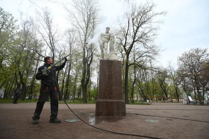 Помывка скульптур в Александровском саду Петербурга