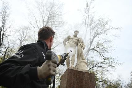 Помывка скульптур в Александровском саду Петербурга