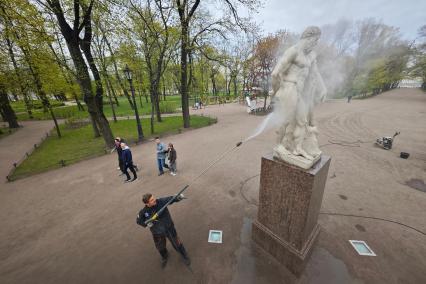 Помывка скульптур в Александровском саду Петербурга