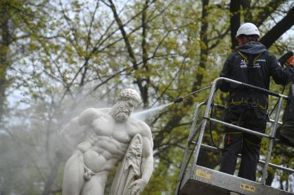 Помывка скульптур в Александровском саду Петербурга