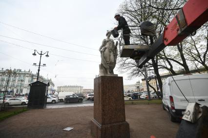 Помывка скульптур в Александровском саду Петербурга
