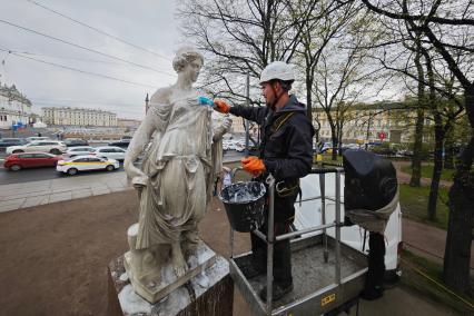 Помывка скульптур в Александровском саду Петербурга