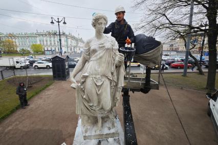 Помывка скульптур в Александровском саду Петербурга