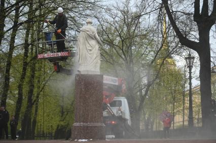 Помывка скульптур в Александровском саду Петербурга