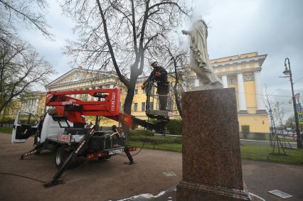 Помывка скульптур в Александровском саду Петербурга