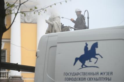 Помывка скульптур в Александровском саду Петербурга