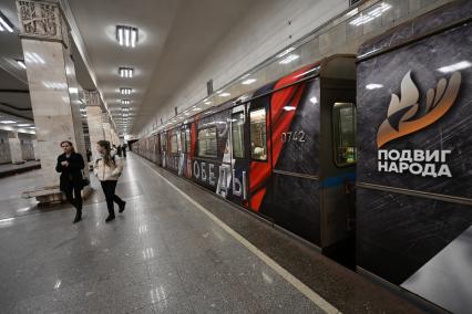 Тематический поезд \"Подвиг народа\" запустили в преддверии 80-летия Победы в Москве