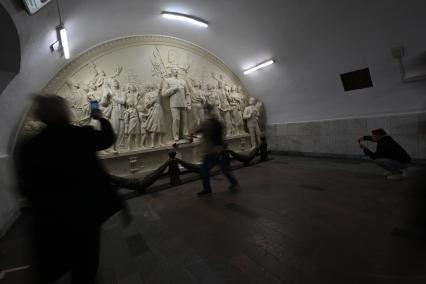 Барельеф \"Благодарность народа вождю-полководцу\" в московском метро