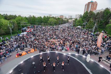 Фанаты ХК Трактор\" в фанзоне в ПКиО имени Гагарина