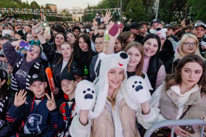 Фанаты ХК Трактор\" в фанзоне в ПКиО имени Гагарина