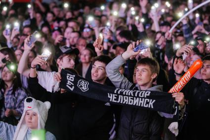 Фанаты ХК Трактор\" в фанзоне в ПКиО имени Гагарина