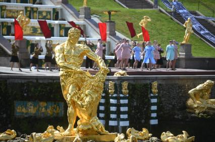 Весенний праздник фонтанов в Петергофе