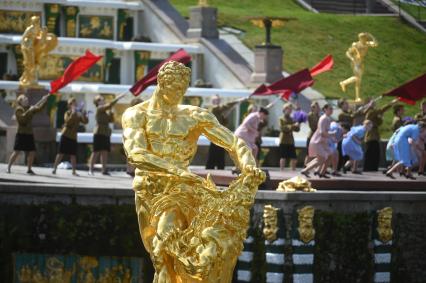 Весенний праздник фонтанов в Петергофе