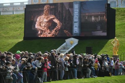 Весенний праздник фонтанов в Петергофе