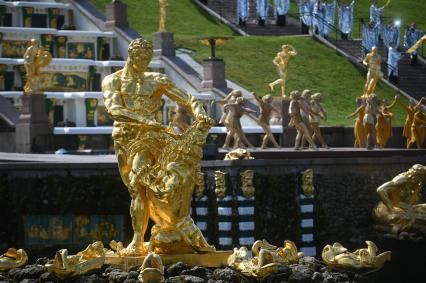 Весенний праздник фонтанов в Петергофе