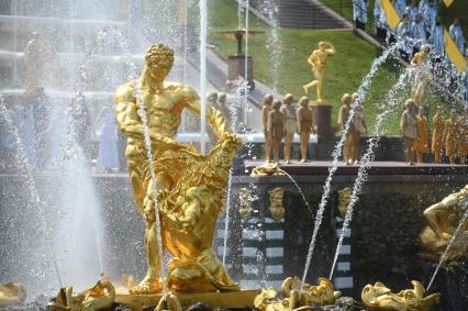 Весенний праздник фонтанов в Петергофе
