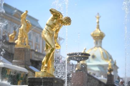 Весенний праздник фонтанов в Петергофе