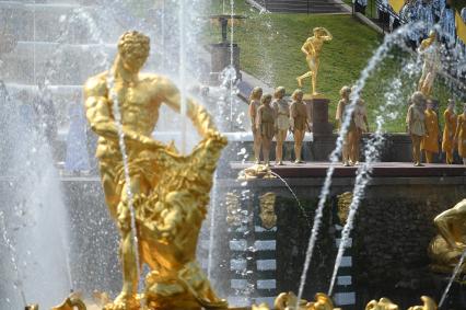 Весенний праздник фонтанов в Петергофе