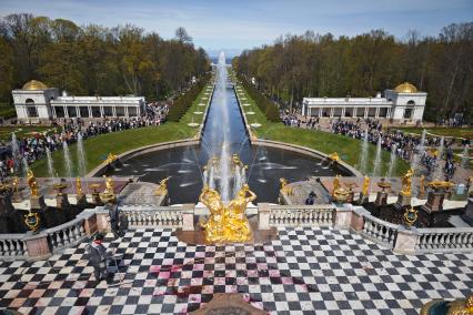 Весенний праздник фонтанов в Петергофе