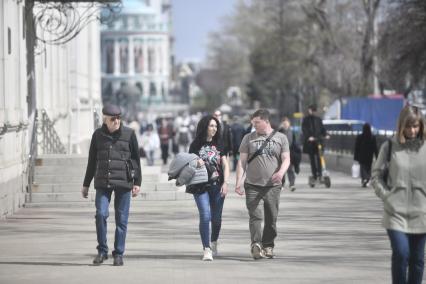 Жаркая апрельская погода в Екатеринбурге