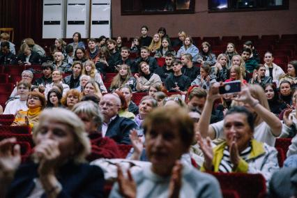 Народные артисты дают концерты на Донбассе в честь 80-летия Победы