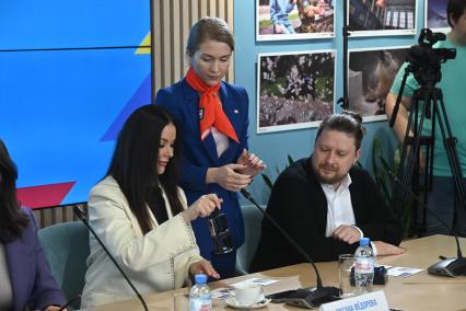 Оксана Федорова на церемонии гашения почтовой марки в честь 100-летия Комсомольской правды\"