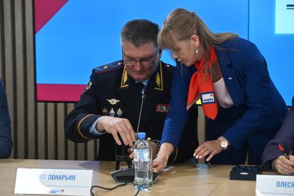 Олег Панарьин на церемонии гашения почтовой марки в честь 100-летия Комсомольской правды\"