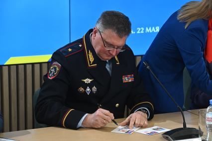 Олег Панарьин на церемонии гашения почтовой марки в честь 100-летия Комсомольской правды\"