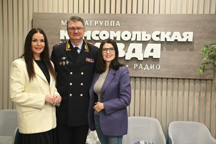 Олеся Носова, Оксана Федорова и Олег Панарьин на церемонии гашения почтовой марки в честь 100-летия Комсомольской правды\"