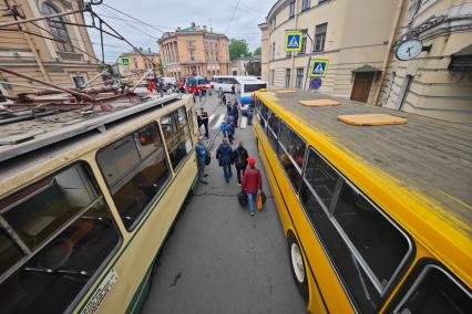 Выставка автомобильной ретротехники во время транспортного фестиваля ТранспортФест в Петербурге