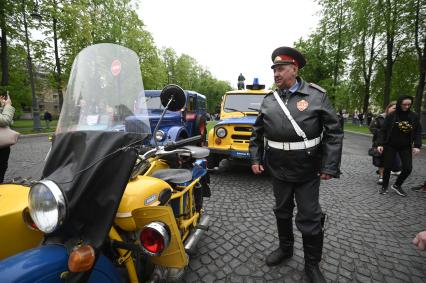 Выставка автомобильной ретротехники во время транспортного фестиваля ТранспортФест в Петербурге
