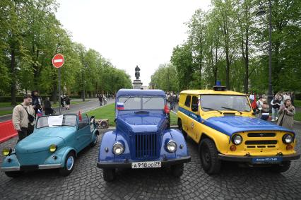 Выставка автомобильной ретротехники во время транспортного фестиваля ТранспортФест в Петербурге