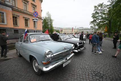 Выставка автомобильной ретротехники во время транспортного фестиваля ТранспортФест в Петербурге