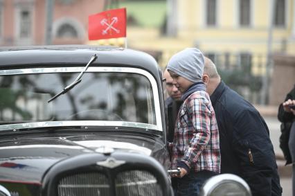 Выставка автомобильной ретротехники во время транспортного фестиваля ТранспортФест в Петербурге