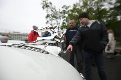 Выставка автомобильной ретротехники во время транспортного фестиваля ТранспортФест в Петербурге