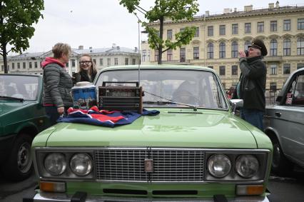 Выставка автомобильной ретротехники во время транспортного фестиваля ТранспортФест в Петербурге