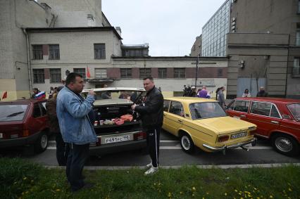 Выставка автомобильной ретротехники во время транспортного фестиваля ТранспортФест в Петербурге